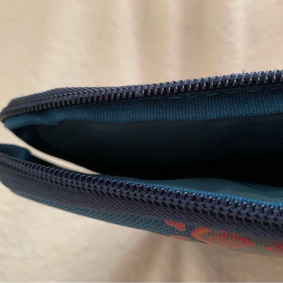 Bundle: Tablet Cover & Cellphone Flashlight 1) Blue with Red Pattern 2) Unopened - Picture 9 of 9